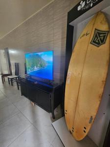 TV a/nebo společenská místnost v ubytování Casa Ubatuba Enseada 350mts do Mar p 10 pessoas