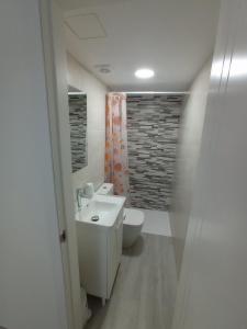 Koupelna v ubytování Habitación a 2min de la playa