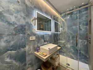ラ・スペツィアにあるLina Suites & Roomsの洗面台とシャワー付きのバスルーム +47枚の写真