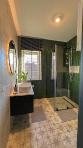 a bathroom with a sink and a shower at W centrum uzdrowiska in Jedlina-Zdrój