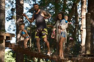 布罗塔斯Brotas Eco Hotel Fazenda的一群人站在铁丝网栅栏上