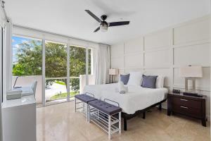 Ένα ή περισσότερα κρεβάτια σε δωμάτιο στο Hemingway 3 Bedroom Condo 2 Blocks from the Beach +26 φωτογραφίες
