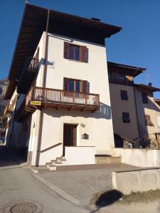 a building with a balcony on the side of it at Brenta Casa Vacanze - Apartments in Cunevo