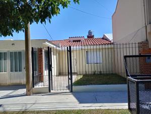 孙查莱斯SC Sunchales的房屋前的黑色围栏