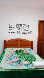 Cama ou camas em um quarto em Chalés e suítes lima
