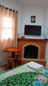 Uma TV ou centro de entretenimento em Chalés e suítes lima