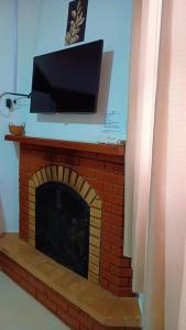 Uma TV ou centro de entretenimento em Chalés e suítes lima
