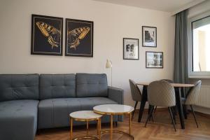 a living room with a couch and a table at Simply Apartament - Symfonia z parkingiem in Toruń