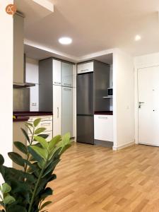 Il comprend une cuisine équipée d'appareils en acier inoxydable et du parquet. dans l'établissement Miramar Grupo AC Gestion, à Cadix