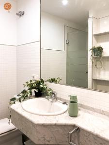 une salle de bain avec un lavabo et un miroir dans l'établissement Miramar Grupo AC Gestion, à Cadix