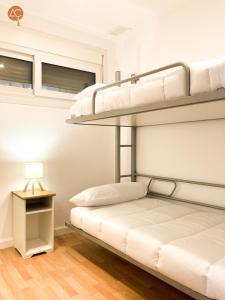 Ce lit se trouve dans un dortoir doté de 2 lits superposés et d'une lampe. dans l'établissement Miramar Grupo AC Gestion, à Cadix 9 autres photos