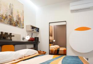 una camera da letto con due letti e uno specchio di The Best Nest - Home Suite Home NEW OPENING a Roma