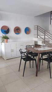 ein Esszimmer mit Tisch und Stühlen in der Unterkunft Hermosa Villa con recamara en PB in Acapulco