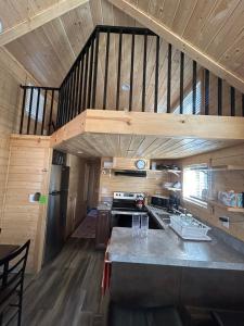 una cocina grande con escalera en una cabaña en Tiále Tiny Home, en Cleveland