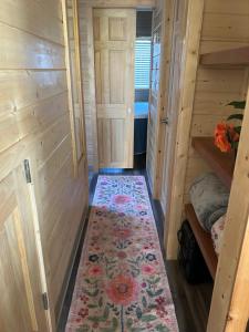 Habitación pequeña con alfombra en una casa pequeña en Tiále Tiny Home, en Cleveland