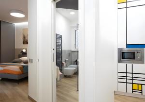 una camera da letto con un letto e una TV in una stanza di The Best Nest - Home Suite Home NEW OPENING a Roma Altre 35 foto