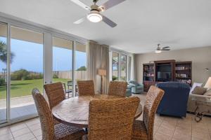 Χώρος καθιστικού στο Beach Front, Family Tides 103, Free Activities Included!
