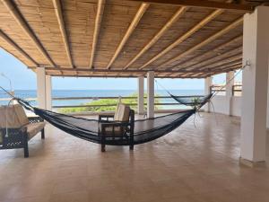 - un hamac dans une chambre avec vue sur l'océan dans l'établissement Casa de Playa - Punta Sal, à La Bocana