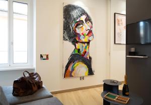 un soggiorno con un dipinto di una donna di The Best Nest - Home Suite Home NEW OPENING a Roma
