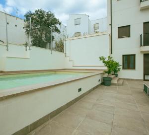 an empty swimming pool on the side of a building at Apartamentos Turísticos Pilaria in Jaén