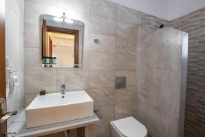 Koupelna v ubytování Enalia Suites