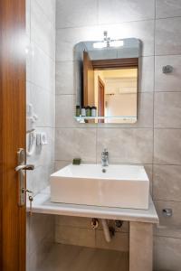 Koupelna v ubytování Enalia Suites