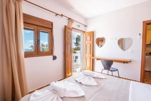 Postel nebo postele na pokoji v ubytování Enalia Suites