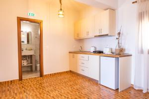 Kuchyň nebo kuchyňský kout v ubytování Enalia Suites