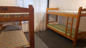 ein Zimmer mit zwei Etagenbetten und einem Fenster in der Unterkunft Casa Chalet Lamar alojamiento entero in Santa Clara del Mar + 16 Fotos
