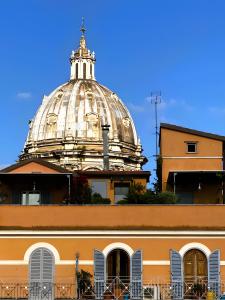 un edificio con tetto a cupola sopra di The Best Nest - Home Suite Home NEW OPENING a Roma