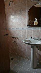 ein Badezimmer mit Waschbecken und Spiegel in der Unterkunft Casa Chalet Lamar alojamiento entero in Santa Clara del Mar