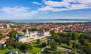 z góry widok na miasto z zamkiem w obiekcie Dream Summer House Fonyód w mieście Fonyód