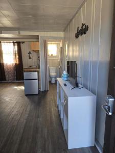 una cucina con lavandino e servizi igienici in camera di Fireside Lodge a Atlanta Altre 20 foto