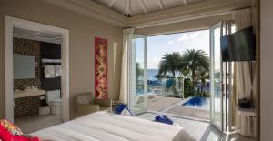 パーム・イーグル・ビーチにあるOcean Z Boutique Hotelのベッドルーム1室(ベッド1台付)が備わります。