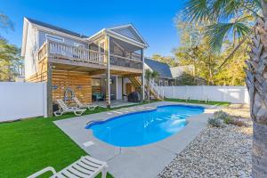een huis met een zwembad en een huis bij Ruff-Tide in Oak Island
