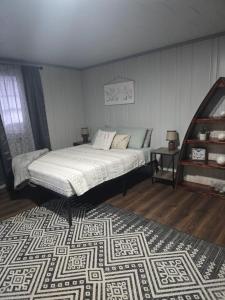 una camera con letto e tappeto di Fireside Lodge a Atlanta
