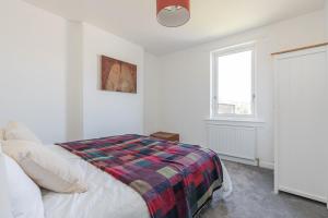 Ένα ή περισσότερα κρεβάτια σε δωμάτιο στο Spacious 3 bed flat- Free parking Edinburgh & Fife