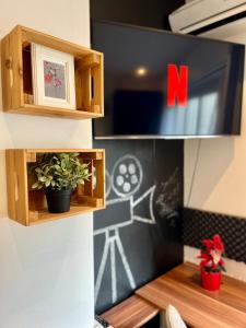 una habitación con una cámara en una pared con un estante en ADM Cozy Apartment in City Center - Netflix, Coffee, AC, en Bratislava