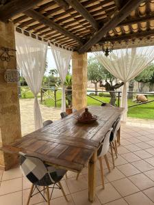 マルサラにあるVilla Giò Sicily Holidaysのパティオにある木製のテーブルと椅子