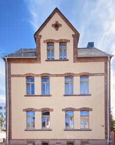 un condominio con torretta di Am Renngraben 1 - Wohnen auf Zeit a Limburg an der Lahn