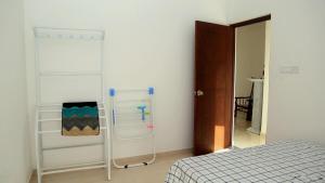 Schlafzimmer mit einem Bett und einem Glasschrank in der Unterkunft Fully Furnished 3BR Tourist House in Golf Resort Apartments in Gonapola