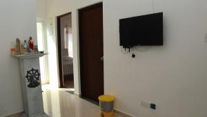 ein Wohnzimmer mit einem Flachbildfernseher an der Wand in der Unterkunft Fully Furnished 3BR Tourist House in Golf Resort Apartments in Gonapola