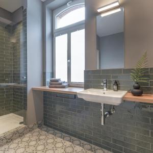 un bagno con lavandino e specchio di Am Renngraben 1 - Wohnen auf Zeit a Limburg an der Lahn