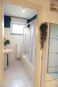 Un baño con ducha, bañera y lavabo. en Rebby'S Home, en Milán 21 fotos más