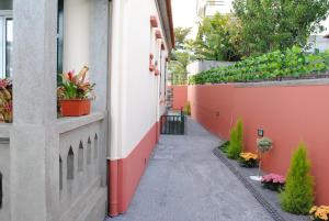 an alley with plants on the side of a building at Quinta Mar & Sol in Funchal