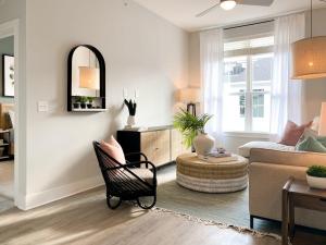 una sala de estar con un sofá y una mesa en National At Pearl, en Virginia Beach 25 fotos más