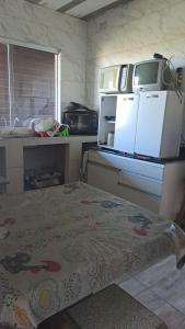 Η κουζίνα ή μικρή κουζίνα στο Casa de Temporada tranquila próxima das praias da Guarda do Embaú!Pinheiral! Sonho