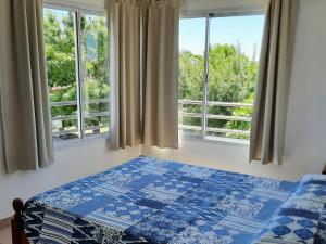 una camera da letto con un letto e due finestre di SyS Departamento a Federación