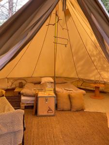 een tent met bedden en een tafel erin bij Foskvallen Lodge in Särna +11 foto's