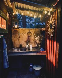 een keuken met een wastafel en een aanrecht met een raam bij Foskvallen Lodge in Särna